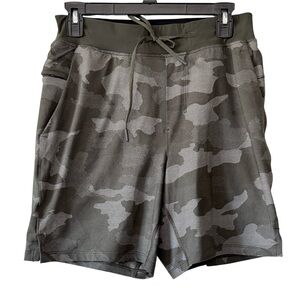 Lululemon men’s Small green camo 8’ pocketed shorts